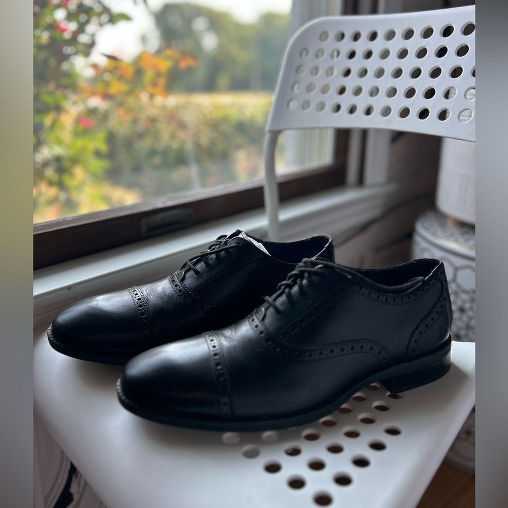 Men’s Cole Haan Leather Oxfords w/ Eyelet Detail in Black